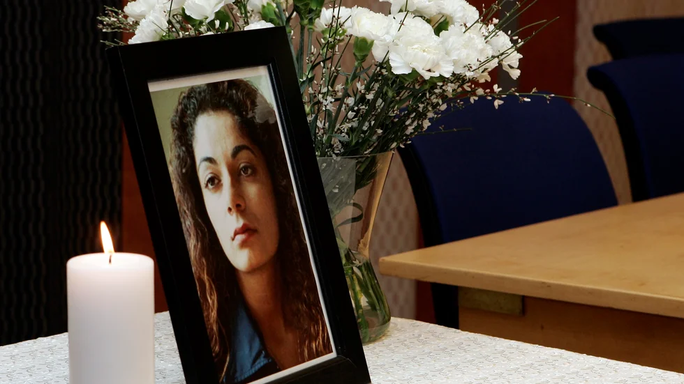 Den 21 januari 2002 mördades Fadime av sin pappa för att hon ansågs vara en hora som vanärat familjen. Snart 20 år senare står samhället fortfarande handfallet, skriver krönikör Jenny Ekenlie.