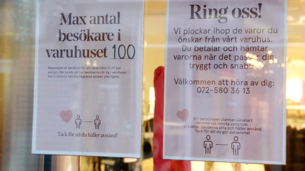 Tydligt skyltat i entrén. Piteåbutikerna, här Åhléns, sköter sig bra och klarar pandemilagens krav.