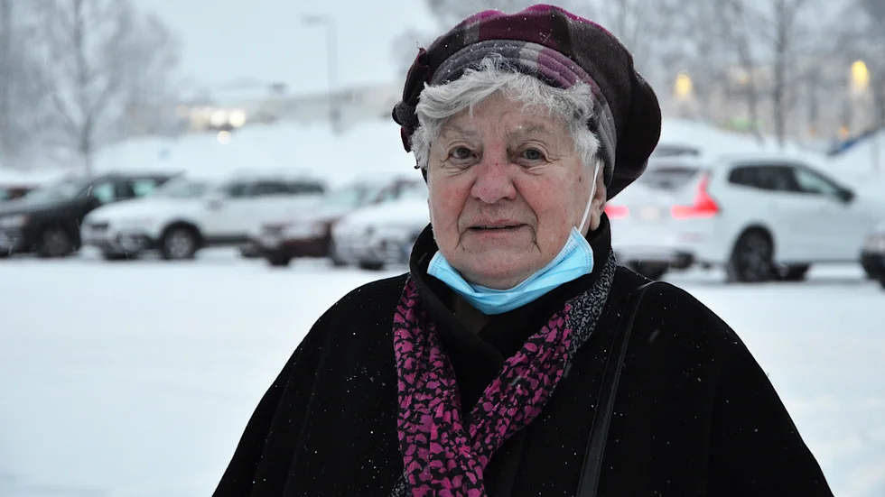 Anne-Marie Burman, 88, från Kyrkbyn var först ut att få coronavaccin när hockeyarenan i Luleå för första gången användes som vaccinationsplats.