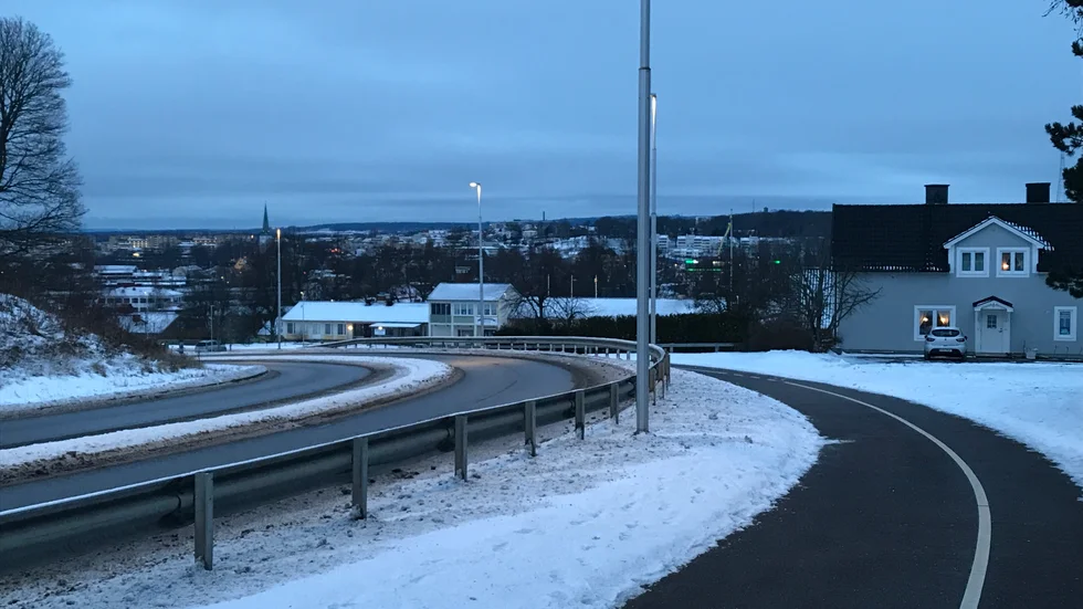 Backträning. Den här uppförsbacken upp på Brinken i södra Motala är en utmärkt intervallbacke för löpning. Hela bygden är full av gratis alternativa idrottsplatser. Bara fantasin som sätter gränser.