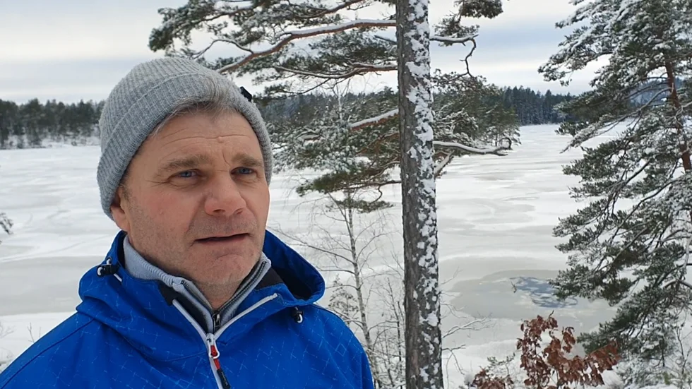 Björn Andersson och hans fru Maria kämpade i 20 minuter på isen och lyckades hålla kvar mannen i vaken över vattenytan tills räddningstjänsten kom.