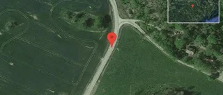 Brinnande fordon stoppar trafiken på väg 895