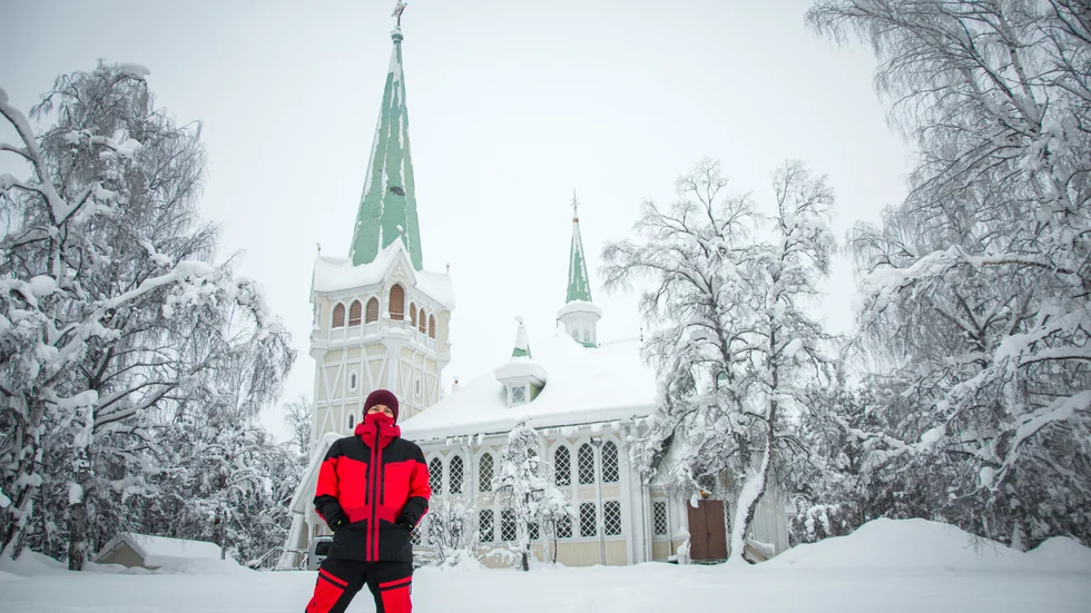 Magnus Ekelund bor i ett hus bakom kyrkan i Jokkmokk. "Det är centralt men samtidigt lite hemligt. Det trivs jag med", säger han.