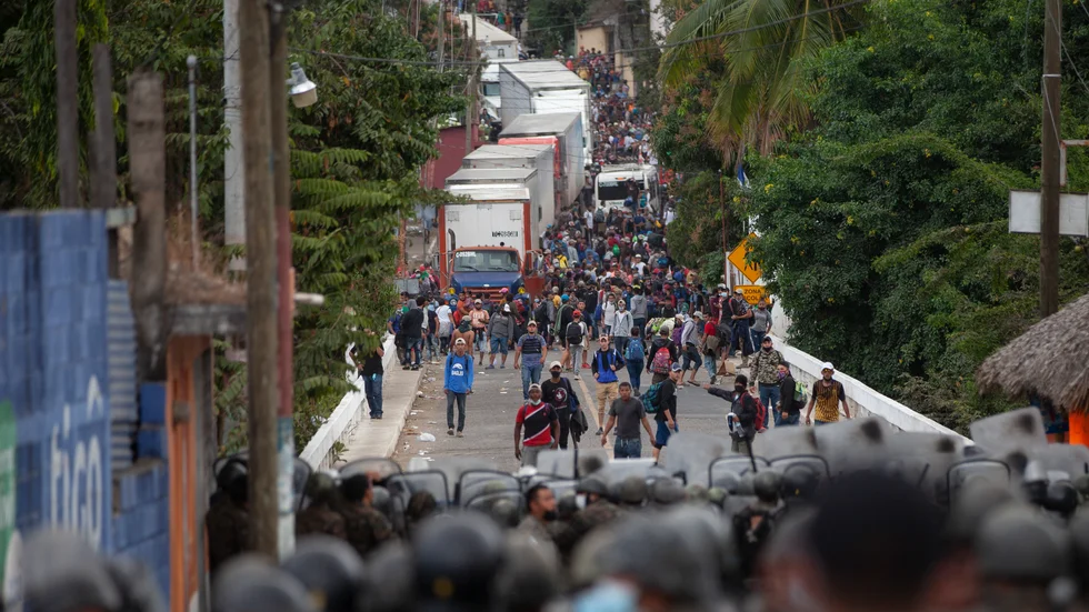 Säkerhetsstyrkor skingrar migranter i Guatemala som vill ta sig till USA.