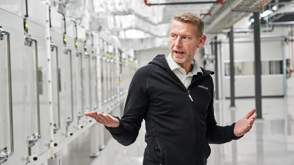 Northvolts vd Peter Carlsson i bolagets fabrik i Västerås. Nu har Northvolt fått utökat miljötillstånd för utbyggnaden i Skellefteå. Arkivbild.