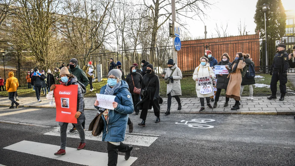 På lördagen hölls en demonstration till stöd för den fängslade ryske oppositionsledaren Aleksej Navalnyj utanför den ryska ambassaden i Stockholm.