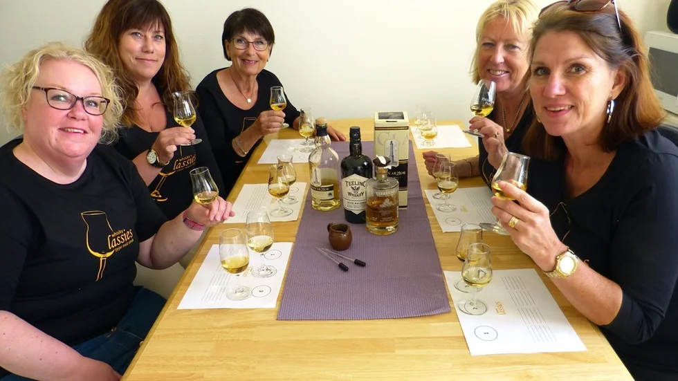 Fem styrelseledamöter i whiskyklubben Whisky Lassies med den guldgula drycken i högsta hugg. Linköpingsföreningen, som enbart är för kvinnor, har funnits sedan 2003. Från vänster: Tiina Berg, Kattis Mattsson, Agneta Nilsson, Agneta Nordenberg och Veronica Fäldt. Foto: Leif Larsson