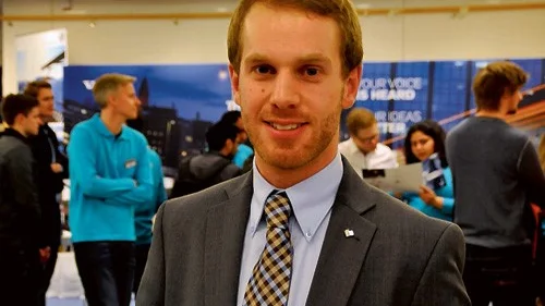 Larms projektledare Tomas Walander har tillsammans med 300 andra möjliggjort möten mellan studenter och företag - en försmak på arbetslivet.