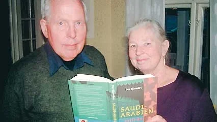 Per Sjöswärd och Kerstin Naidau-Sjöswärd berättade om intryck och reflektioner inifrån Saudi-Arabien i Klockaregården i Hägerstad. Foto: Lars-Göran Bexell