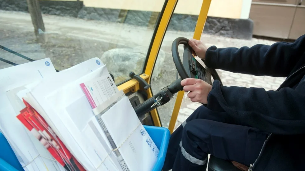 Omorganisationen har inte satt sig. Och det i kombination med sjukfrånvaro, brist på vikarier och höga volymer på paketsidan har skapat hård arbetsbelastning på PostNord i Vimmerby. Foto: TT