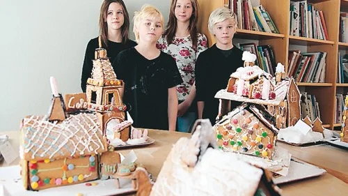 Några av eleverna som varit med och bakat, byggt och pyntat pepparkakshusen.