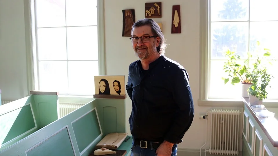 Konsthantverkaren Håkan Jansson ställer nu ut i Missionskyrkan i Rimforsa. Foto: Erica Månsson