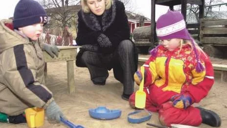 Lena Hallenberg hälsade på hos barnen på Oredans förskola i Hultsfred och fick en pratstund i sandlådan.