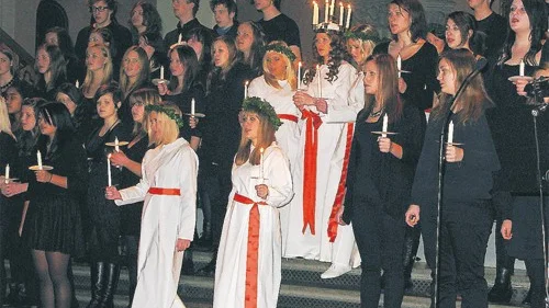 Anna Åkerström och hennes tärnor lyste upp mörkret i kyrkan tillsammans med estetprogrammets kör vid Västerviks gymnasium samt S:t Petri ungdomskör.