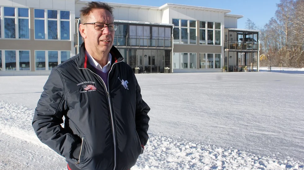 Först var det en konstruktionsmiss på balkongerna, nu har det också visat sig att vatten trängt in via ventilationshuvarna på taket. VD Nicke Wainebro kräver av entreprenören att det åtgärdas omgående.