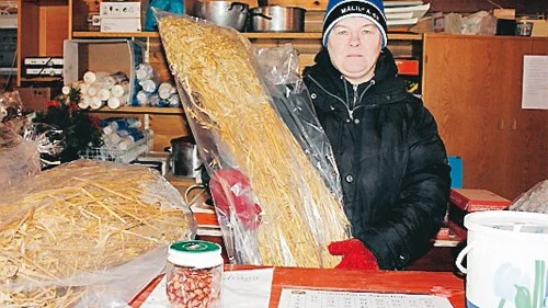 Anna-Lena Karlsson från Målilla OK sålde julkärvar på julmarknaden i Målilla hembygdspark.