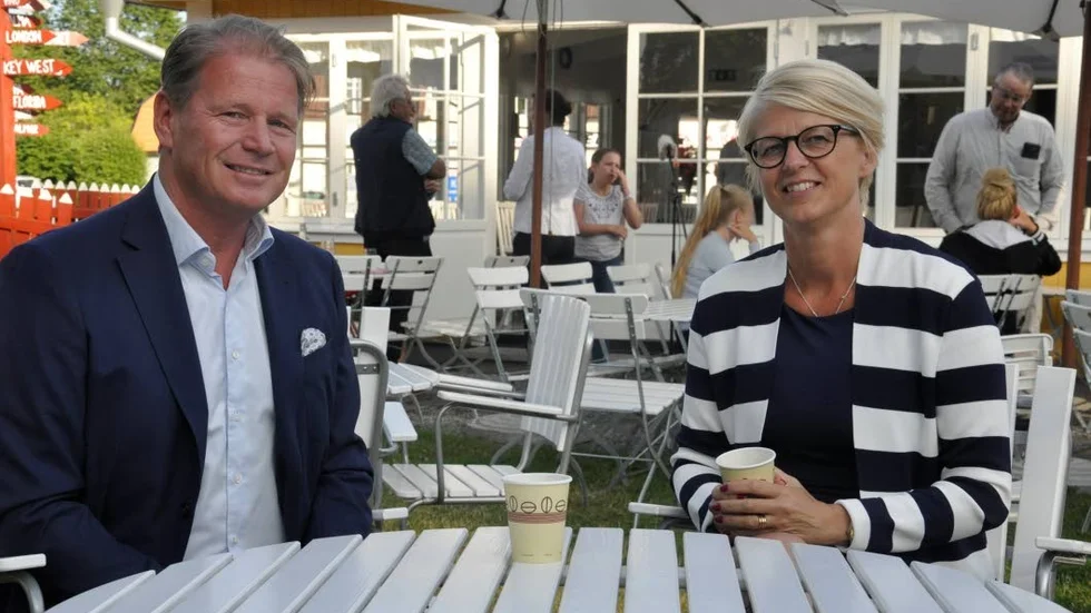 MODERATER. Harald Hjalmarsson och Elisabeth Svantesson minglade tillsammans i Loftahammar.