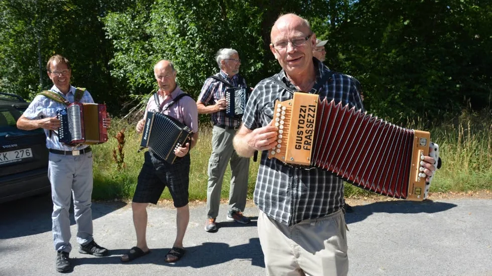 Vägskälsmusik. Folkmusik i luften när det blir durspelsstämma i Ankarsrum i helgen. Från vänster: Sven Högström, Ulf Hallberg, Sune Håkansson och Anders Fransson.