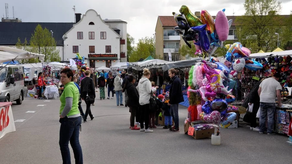 Vårmarknaden på Stora Salutorget i Tierp är en tradition i köpingen.