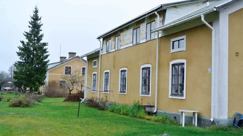 NY ÄGARE. Nummer 10 på Skolvägen i Tobo är ett av de omskrivna husen i området som återigen bytt ägare.