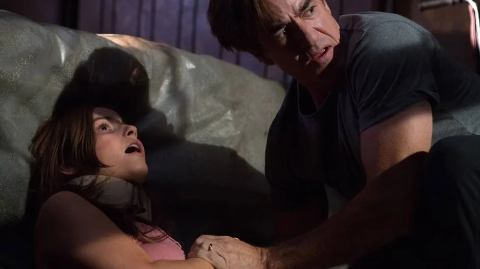 Dermot Mulroney och Stefanie Scott i skräckisen "Insidious: Chapter 3".