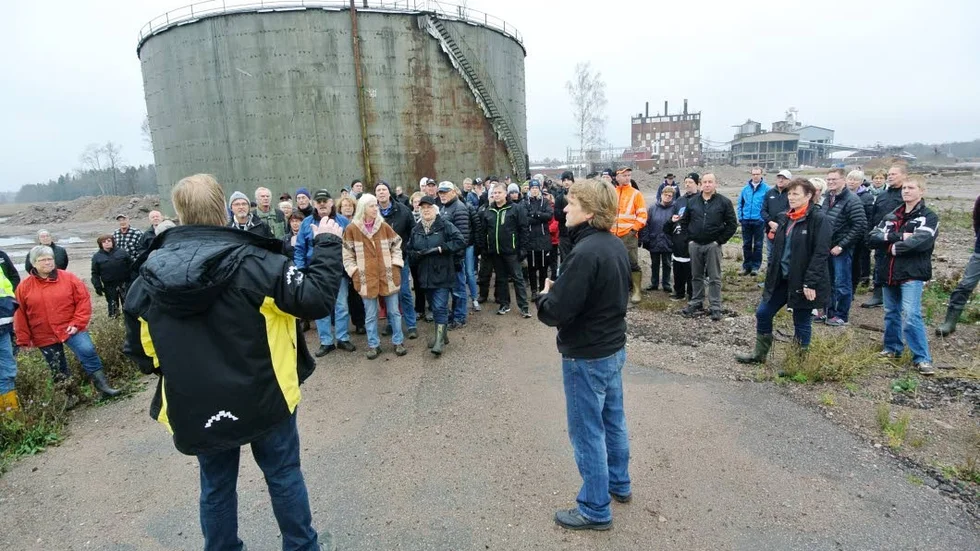 Miljöjobb. Peter Bergström, t h i förgrunden, berättar för besökare om planerna på bostäder på det gamla industriområdet i Karlholm.