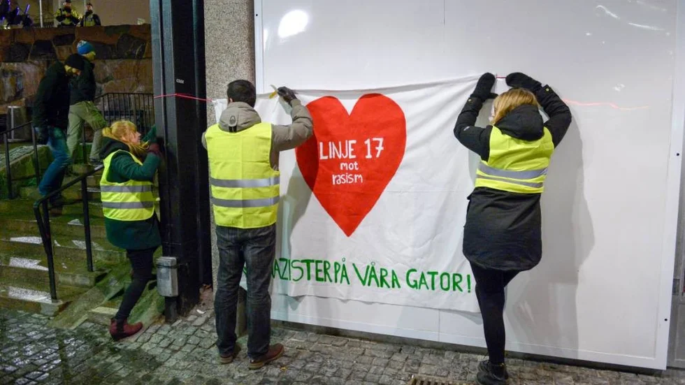 Ett år efter Kärrtorpsattacken höll "Linje 17 mot rasism" en manifestation på torget i Kärrtorp.