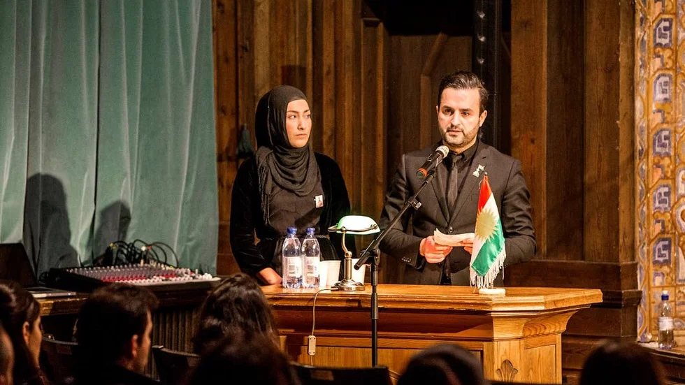 Slottsbiografen var fullsatt under den kurdiska minnesceremonin med musik och poesi. Fr v Hida Yalcin och Shwan Kareem som talade.