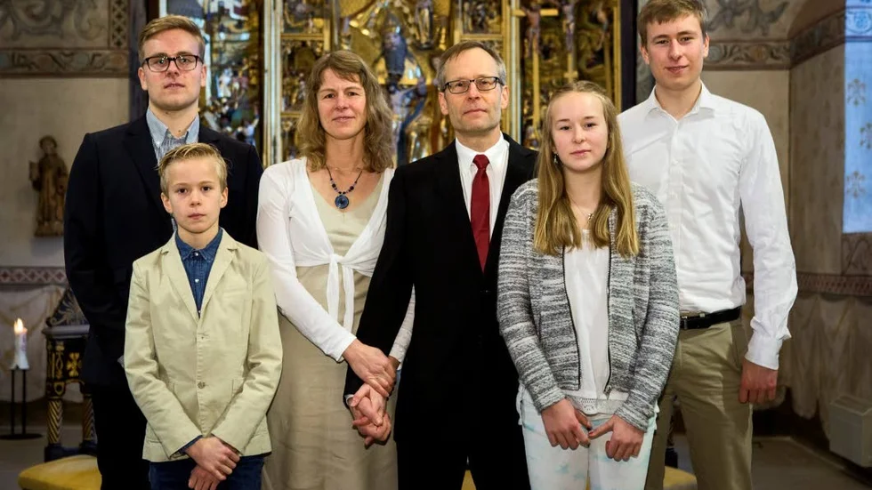 Ulrika Nönig och Bengt-Ove Rustas passar på att gifta sig när Funbo kyrka ordnade Drop-In vigslar under alla hjärtans dag. fr. v. Axel Rustas, Simon Rustas, Ulrika König, Bengt-Ove Rustas, Anna Rustas och Hannes Rustas.