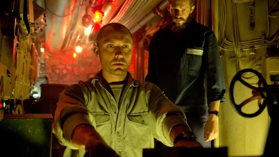 Kaptenen Robinson (Jude Law) får en hel del att grubbla på i ubåts-thrillern "Black sea". Som varför männen i gruppen inte kan samarbeta när så mycket står på spel.
