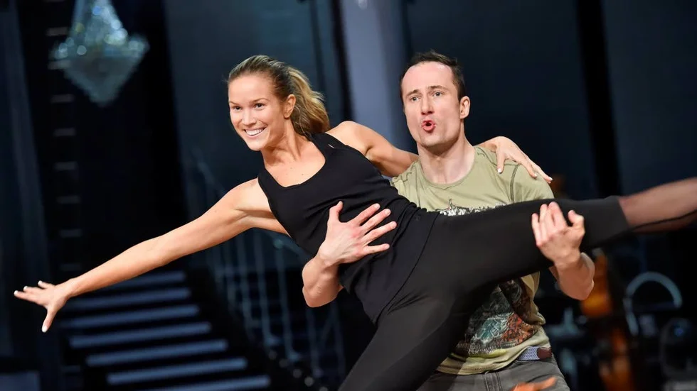 Hindrade. Kristjan Lootus skadade sig i fredagens direktsända ”Let’s dance” och han och Marie Serneholt har inte kunnat träna i närheten av så mycket som de gjort tidigare veckor inför semifinalen.