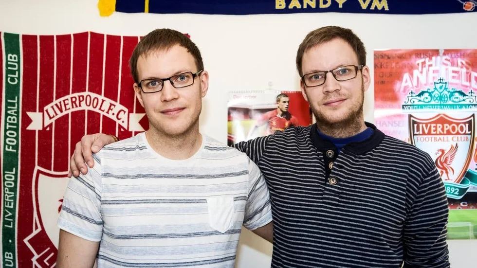 Liverpoolfans. Är man bästa vänner och dessutom delade rum de första 20 åren i livet kanske det inte är så konstigt om man håller på samma fotbollslag. Mikael till vänster och Peter Hestner till höger på bild.?Foto: Pär Fredin