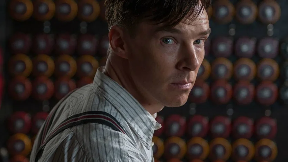 I "The imitation game" spelar Benedict Cumberbatch Alan Turing, den briljante matematikern som lyckades knäcka nazisternas Enigmakod genom att bygga en tänkande maskin - förlagan till vår tids datorer.