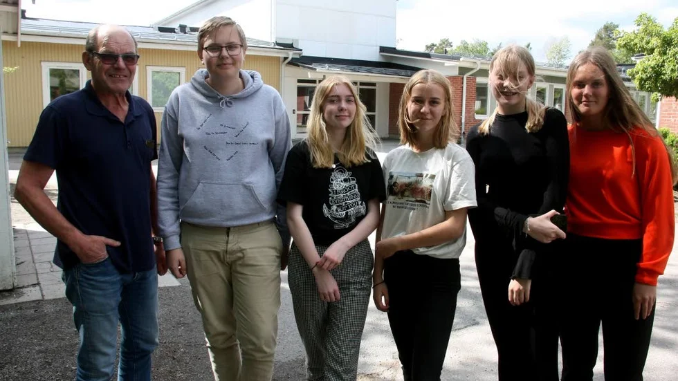 Tillbaka till Bergvretenskolan. Peter Reichler, Joakim Pettersson, Elsa Bengtsson, Emelie Tiainen, Tindra Bielfeld och Agnes Åkerman efter Berlinresan.