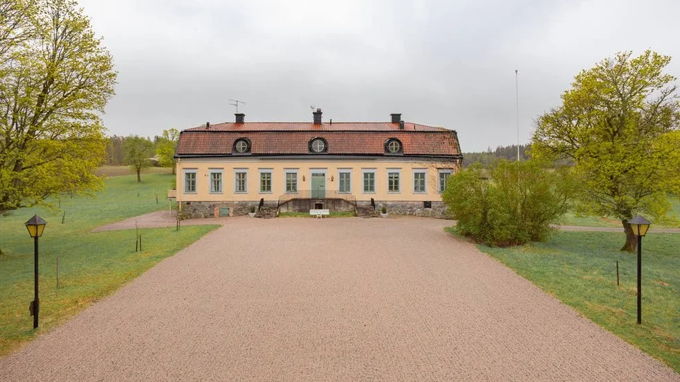 Huvudbyggnaden i Stora Bärbys välbevarade herrgårdsmiljö.