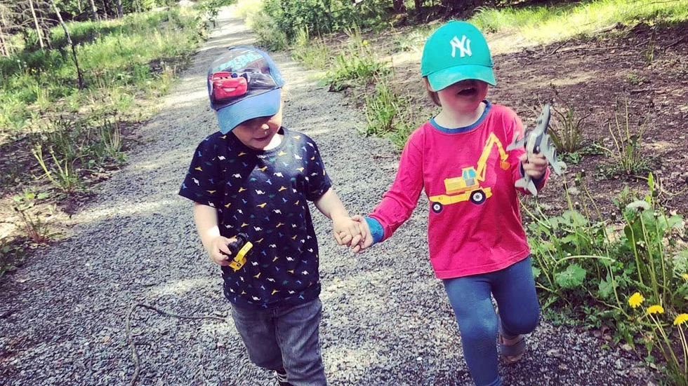 Det var Bo och Eddie, båda tre år, som försvann i skogen under onsdagsförmiddagen.