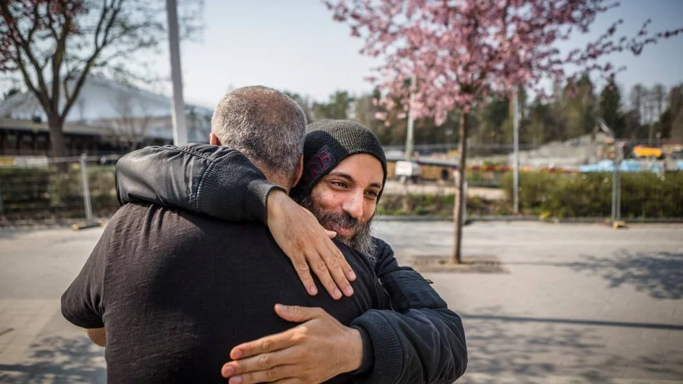 När Affe Ashkar ska fotograferas träffar han Hesham El-Masry som är fritidsledare på Gottsundaskolan. Och det är  inte den enda kramen som han får under intervjun. Han hälsar, hejar och kramar  folk gång på gång. Det verkar som om han känner de flesta i Gottsunda.