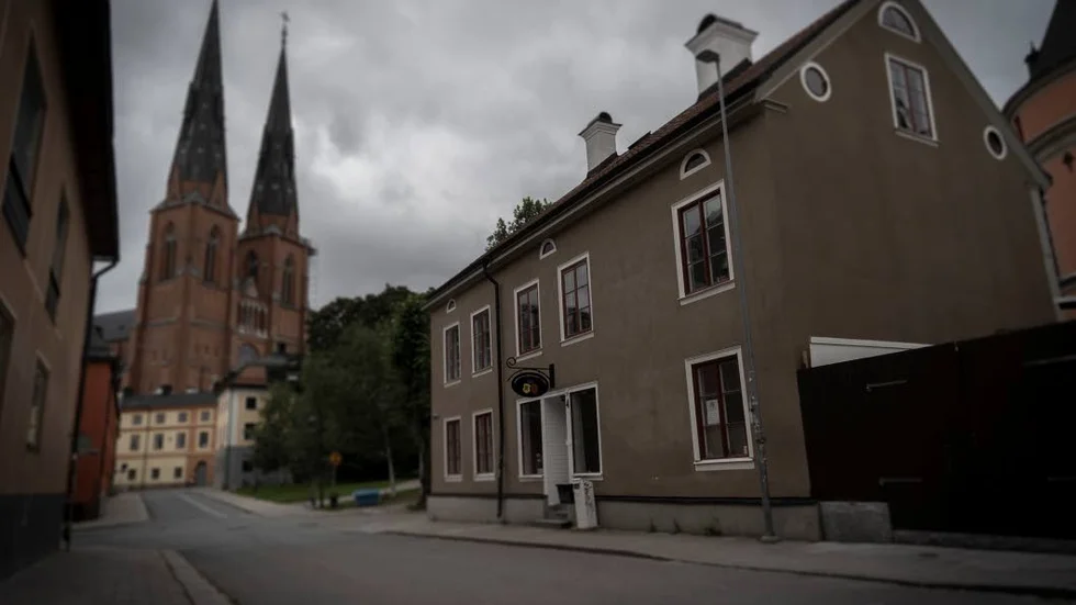 Utanför Snerikes nation i Uppsala stötte kvinnan ihop med några män som skjutsade henne till en lägenhet.

Hon följde med upp i lägenheten för att ladda sin mobiltelefon och har efter det inga minnen av vad som hände.