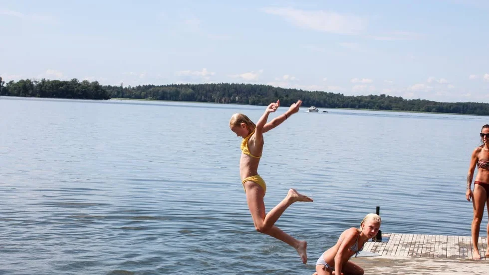 Sörjan hindrar badarna att njuta av Mälaren.