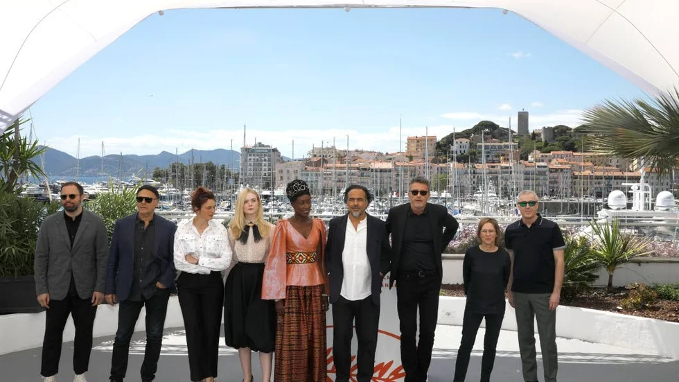Jurymedlemmarna Yorgos Lanthimos, Enki Bilal, Alice Rohrwacher, Elle Fanning, Maimouna N'Diaye, juryns ordförande  Alejandro Gonzalez Inarritu, Kelly Reichardt och  Robin Campillo vid den 72:dra internationala filmfestivalen i Cannes.