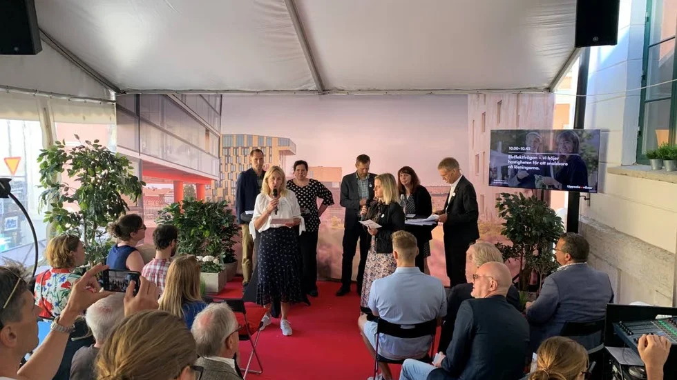 Kommunens näringslivsdirektör Charlotte Skott och regionens miljöchef Marta Fallgren inleder ett seminarium om hur elkapaciteten ska öka i framtidens Uppsala.