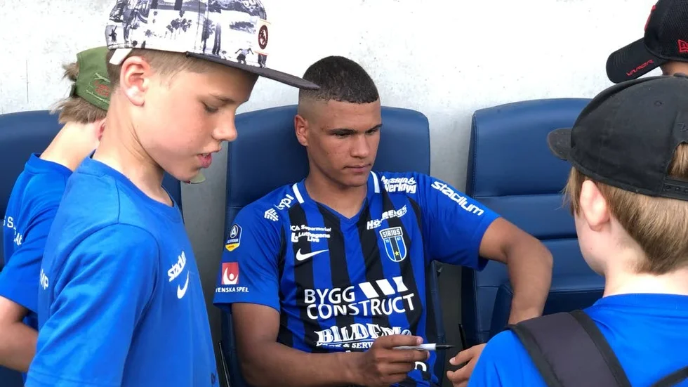 Mahjob Wallentinsson skriver autografer efter matchen.