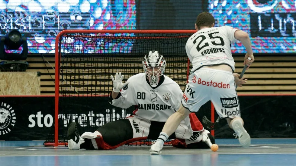 Viktor Klintsten räddade en straff i den första semin mot Dalen men mådde inte bra och fick passa på att spy vid ett par tillfällen.