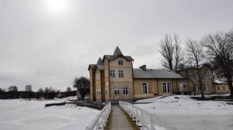 Källörsskolan i Östhammars tätort förfaller och många Östhammarsbor tycker att det en gång så vackra Societetshuset börjar bli en skamfläck.