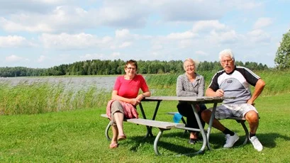 Anna-Maria Karling, Margareta Karling och Göte Lindström är sommarboende vid Granfjärden.