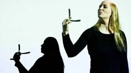 Anna Petterson multiexponeras i sin egensinniga tolkning av Fröken Julie.