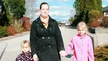 Pernilla Nilsson med döttrarna Minelle och Amanda i Östervåla.