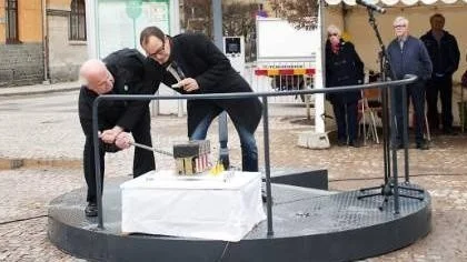 Lars O Ericsson och Stefan Hanna inviger Speakers corner på Vaksala torg.