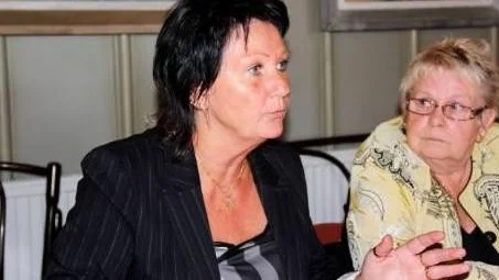 Idag får våldsförövaren sitt straff, men behandlingen är frivillig. Vi vill se att behandlingen blir en obligatorisk del i domen" sa Kristina Forsberg, från Kvinnojouren Freja i Östhammar under måndagens presskonferens.