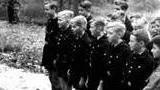 En grupp pojkar ur Hitlerjugend på utbildningsutflykt i Berlin 1938. Rättsfilosofen Carl Schmitt var en av de mest betydelsefulla apologeterna för naziregimen, skriver Elena Namli, och han bör också nu läsas som en sådan.